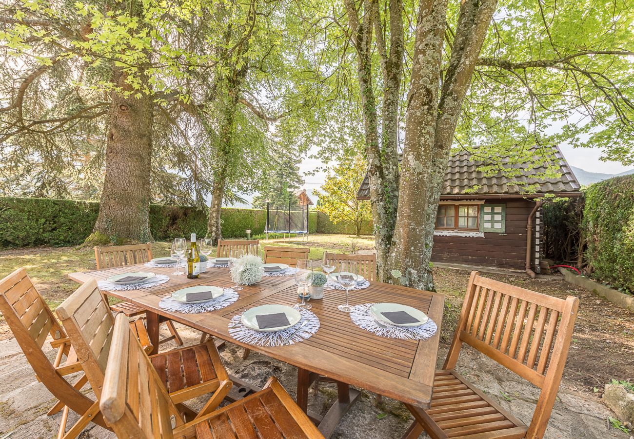 terrasse, repas, location saisonnière, vacances, annecy, vue lac, vue montagne, luxe, maison, villa, hôtel, neige, soleil