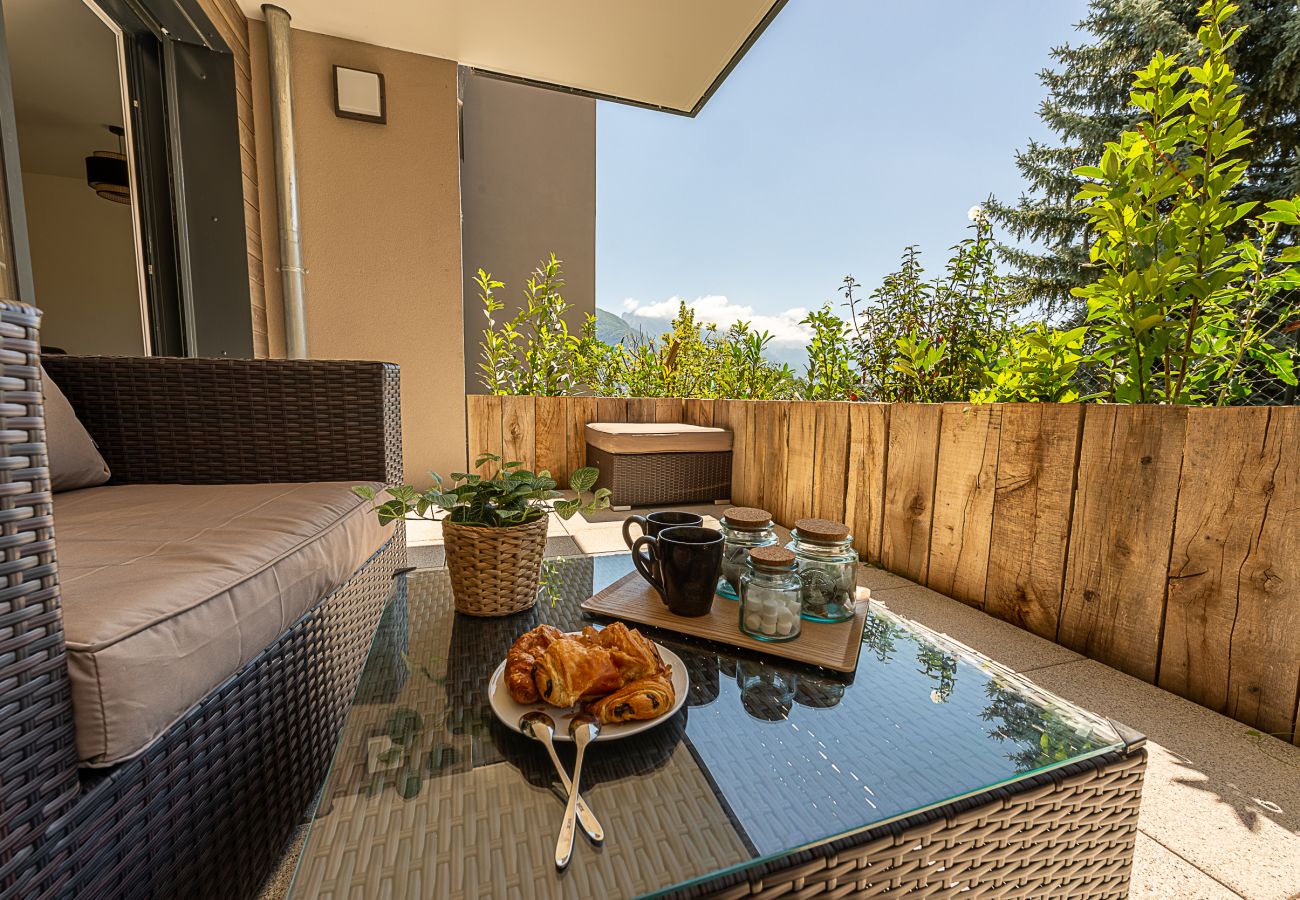 balcon, appartement, luxe, location saisonnière, annecy, vacances, vue lac, montagne, hôtel, neige, soleil, conciergerie