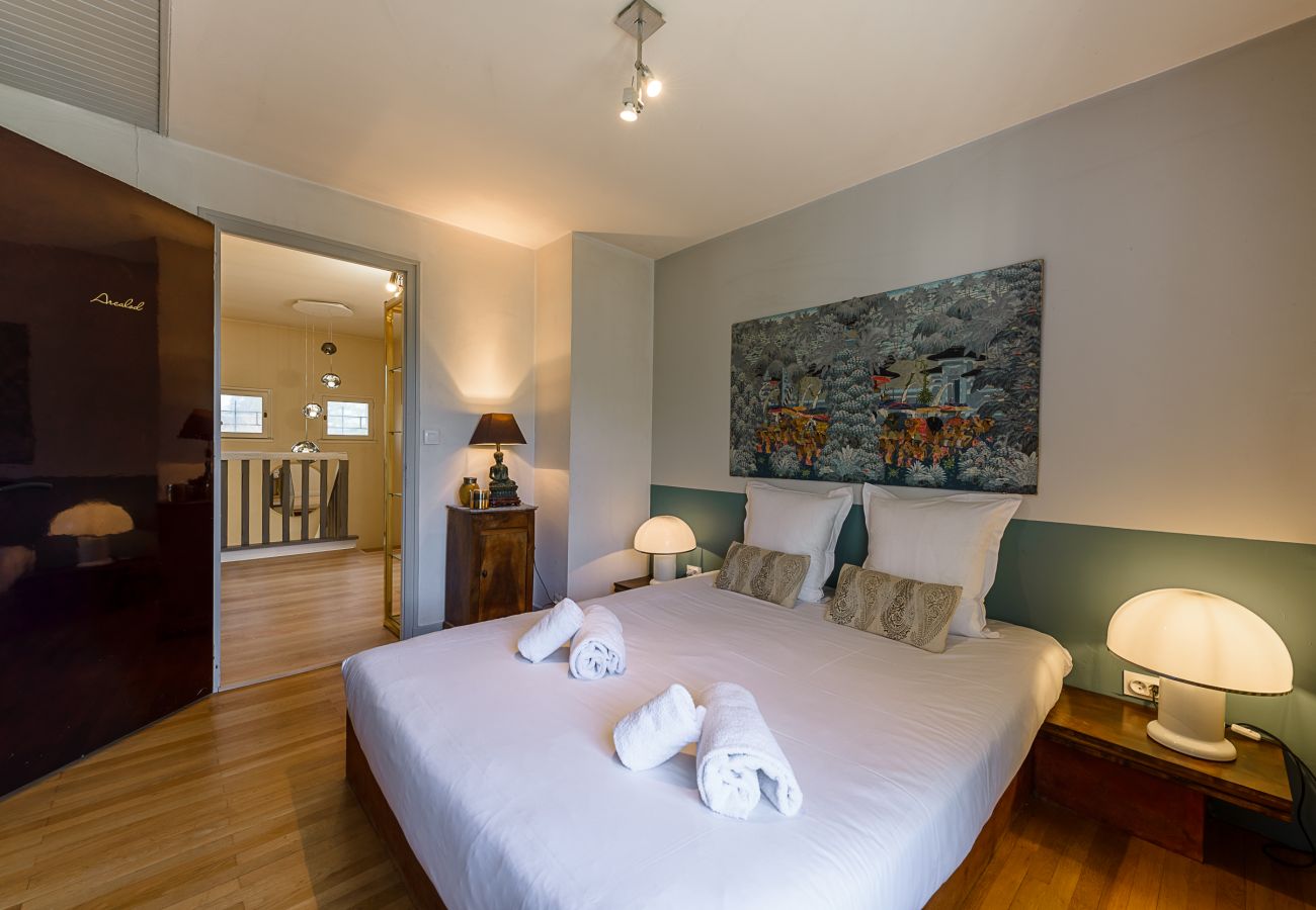 Chambre Arcalod, montagnes, lit double, bureau, dressing, confort, location saisonnière, super host, airbnb, en location