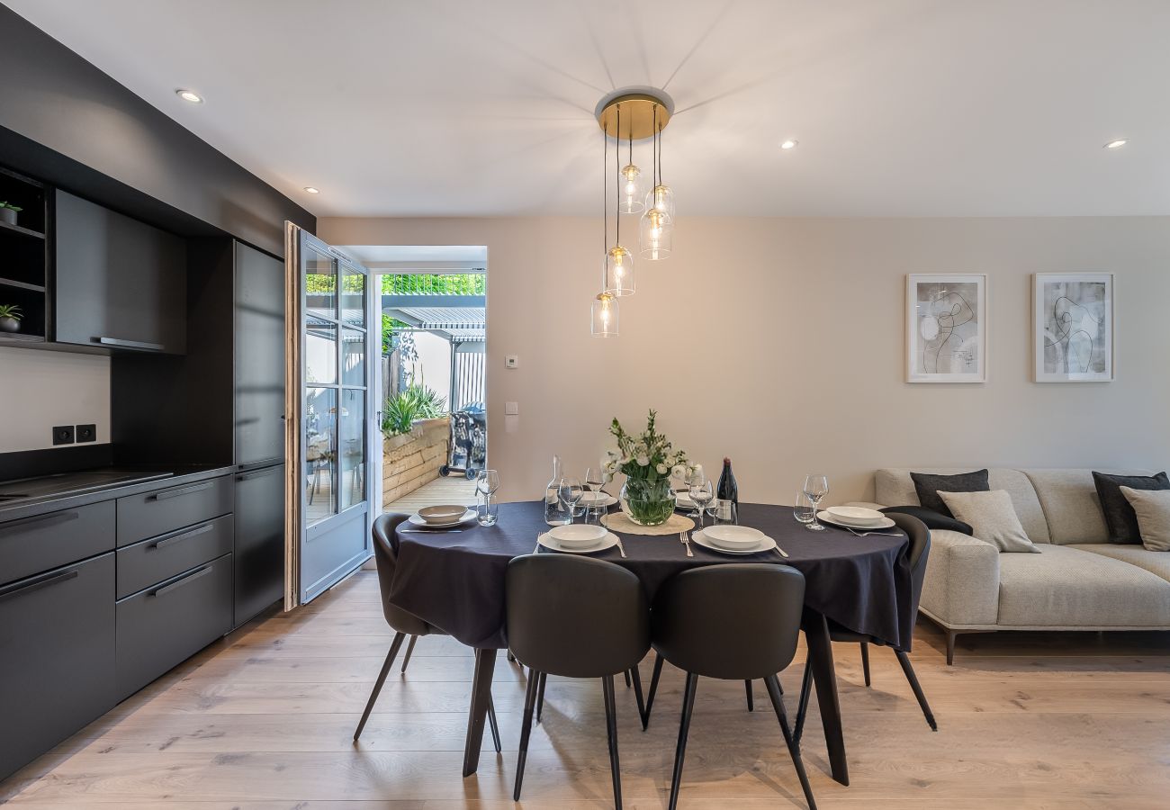 Salle à manger élégante avec accès direct à la terrasse extérieure