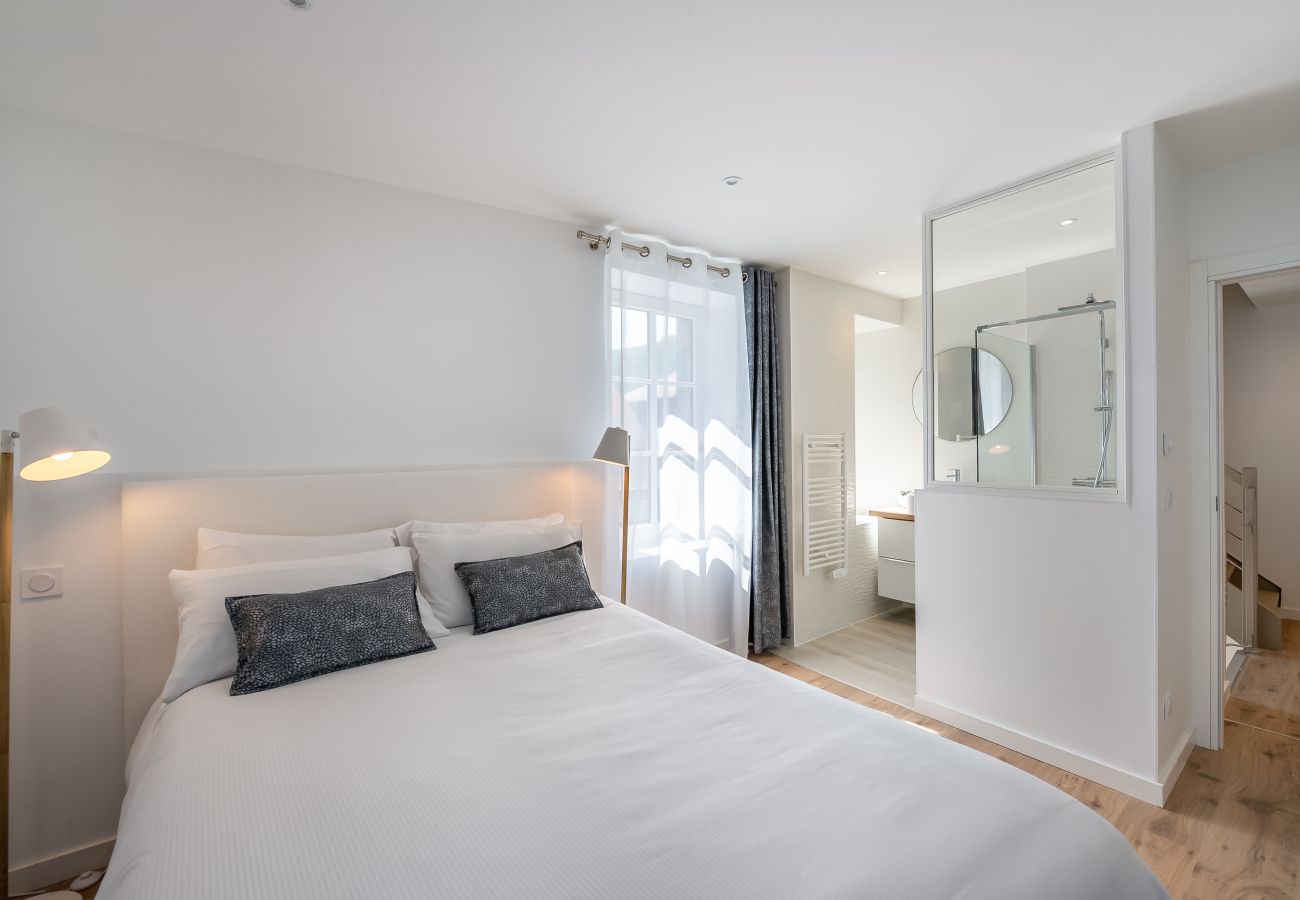 Chambre côté montagne avec lit queen-size et salle de douche