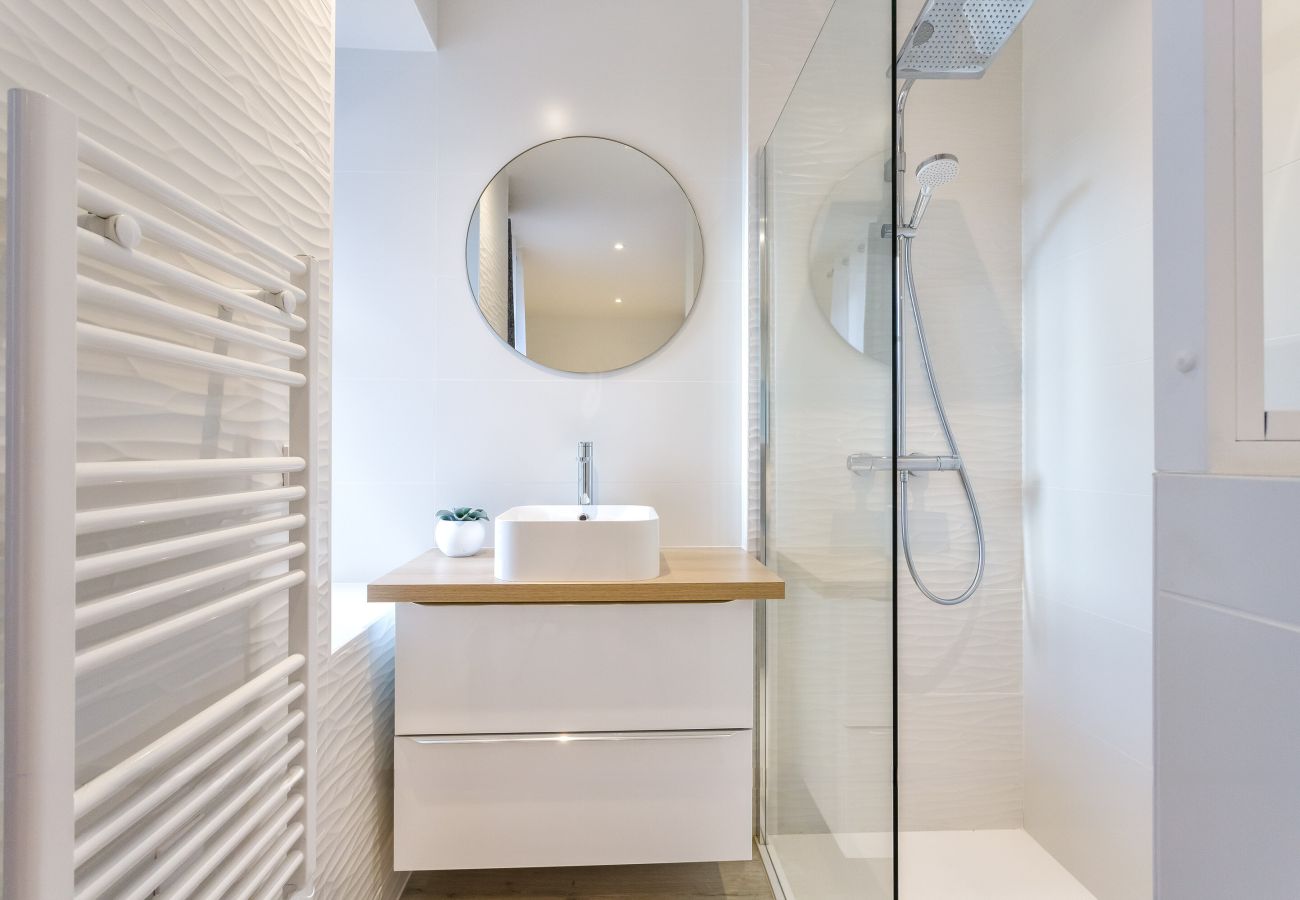 Salle de douche moderne avec douche à l'italienne et lavabo