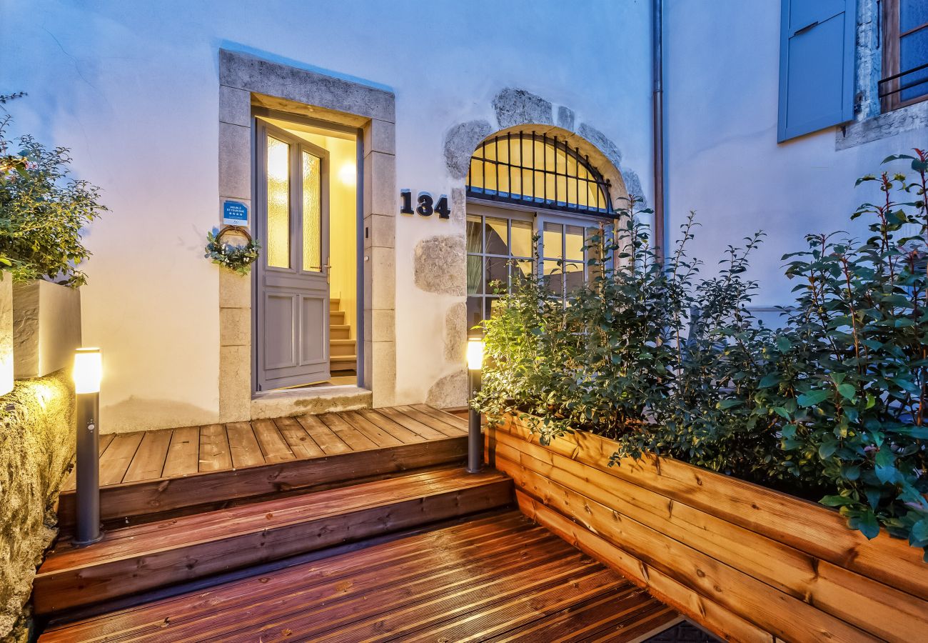 Entrée accueillante et accès terrasse