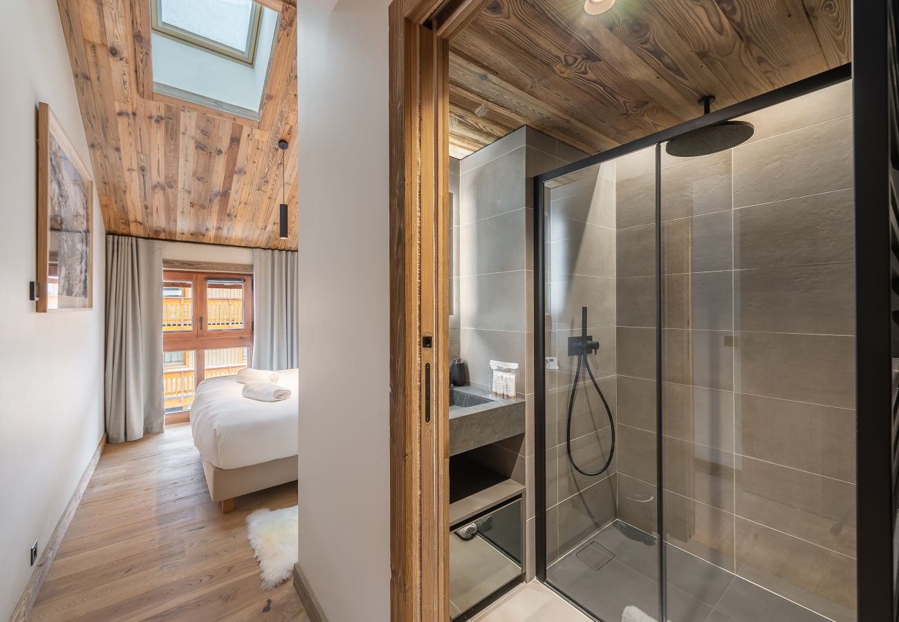 Chambre de Luxe avec Salle de Douche - Élégance et Confort après une journée de ski 