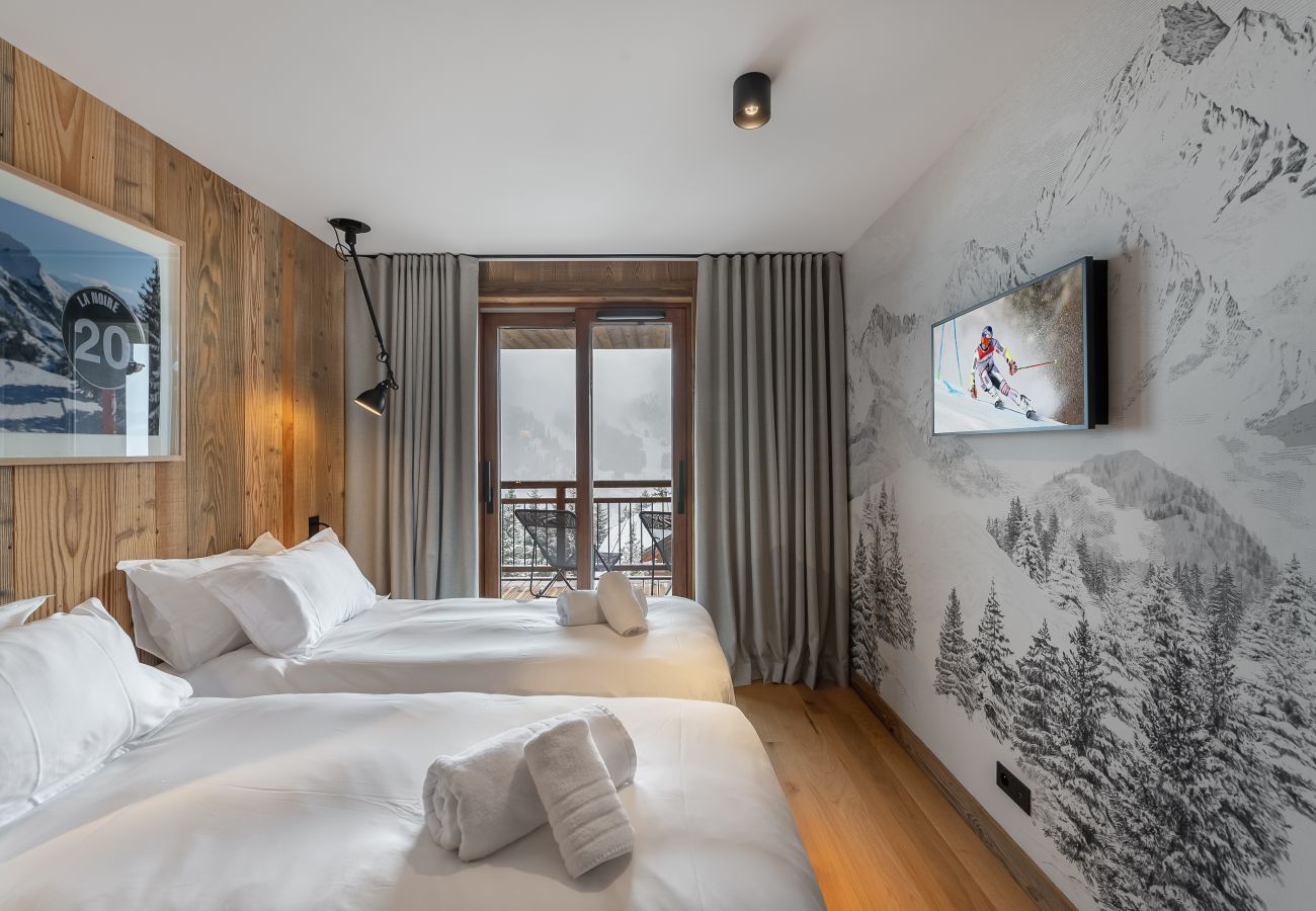 Vue magnifique depuis notre chambre de luxe, alliant élégance et confort, avec les majestueuses montagnes en arrière-plan