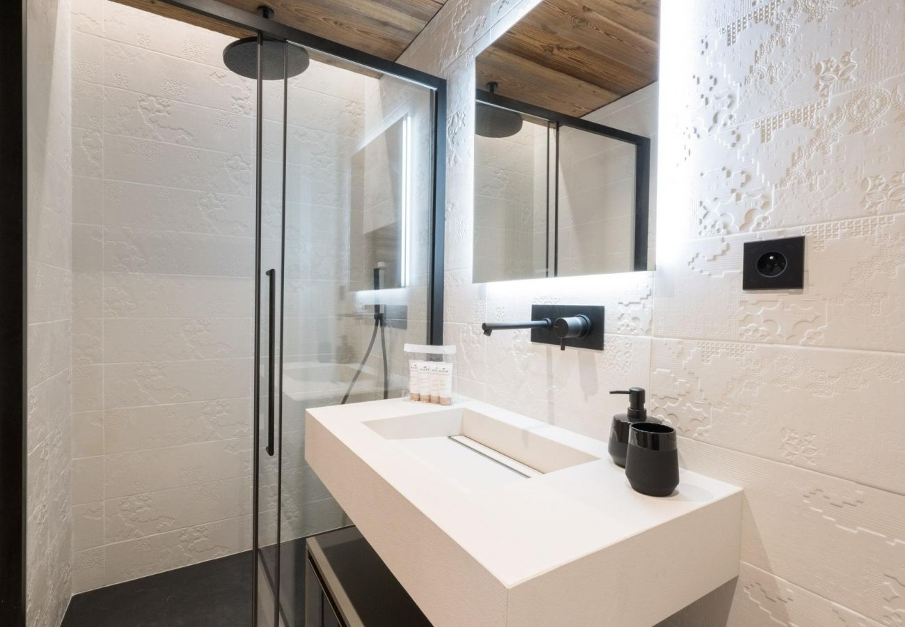Méribel location appartement proche des pistes et du centre, conciergerie prestige montagne, airbnb agence luxe, 8 personnes 