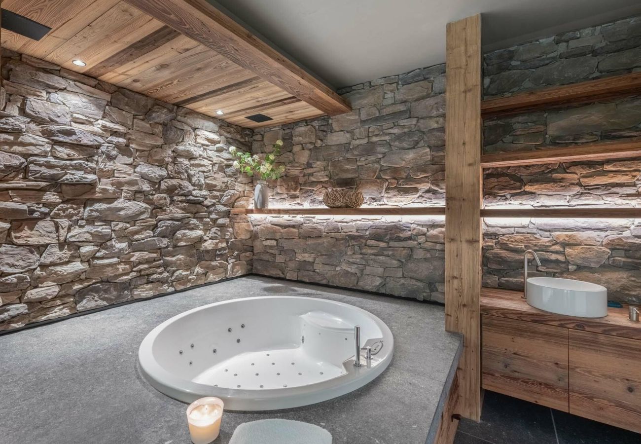 Grand chalet en location Méribel, airbnb montagne 15 personnes, vacances au ski proche des pistes, luxe alpes françaises