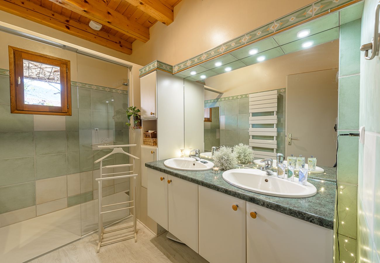 Location maison au bord du lac d'Annecy pour famille, séminaire en montagne, gite à louer alpes, maison pied dans l'eau 