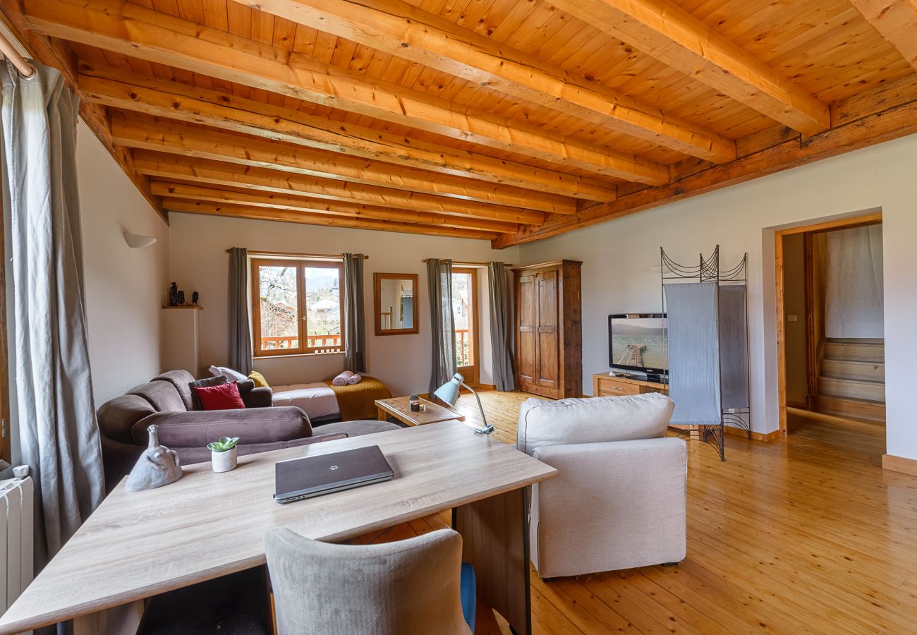 Location maison au bord du lac d'Annecy pour famille, séminaire en montagne, gite à louer alpes, maison pied dans l'eau