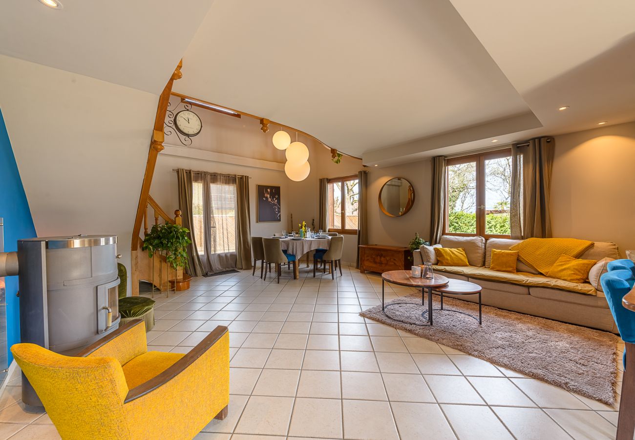 Location maison au bord du lac d'Annecy pour famille, séminaire en montagne, gite à louer alpes, maison pied dans l'eau 
