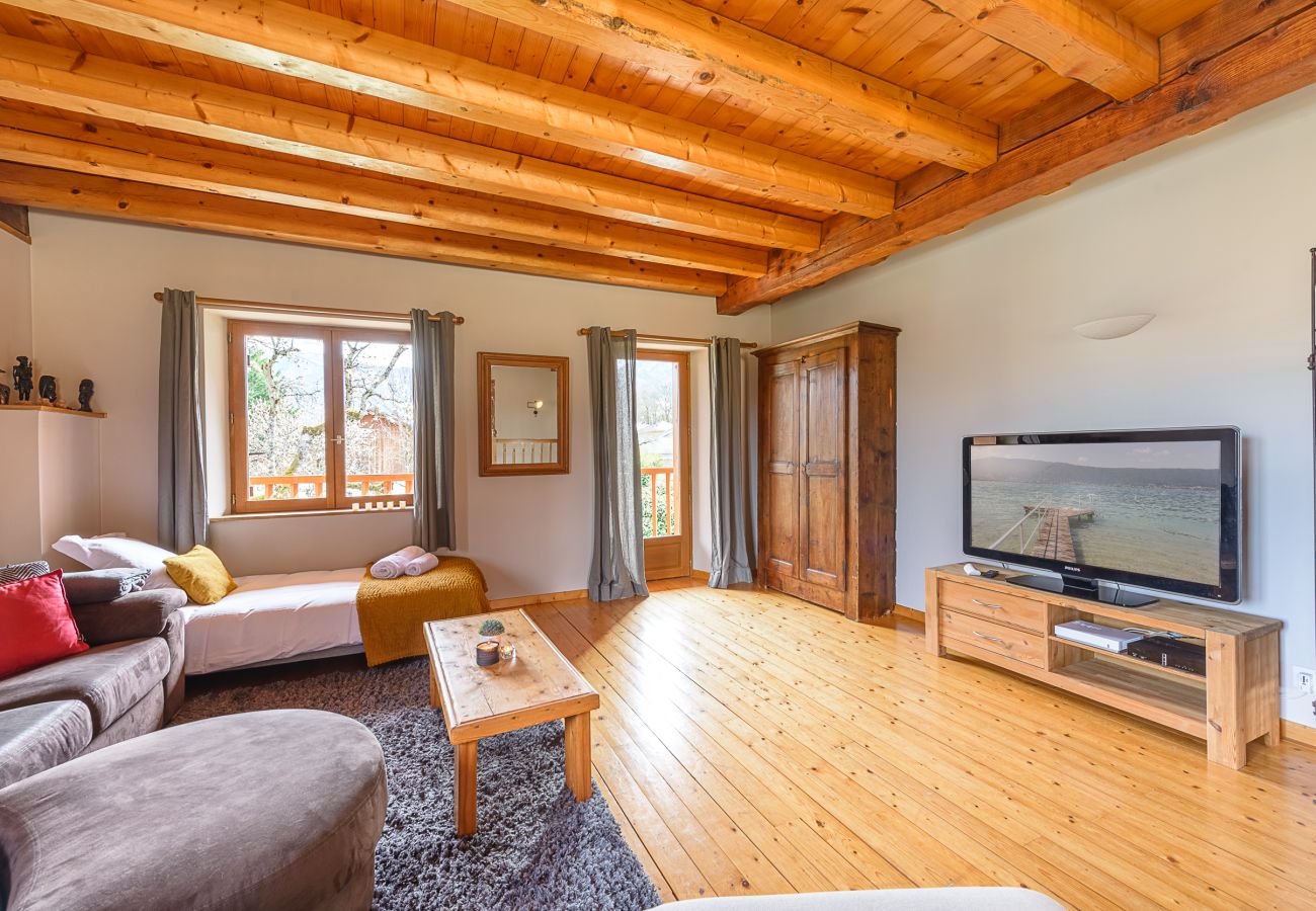 Location maison au bord du lac d'Annecy pour famille, séminaire en montagne, gite à louer alpes, maison pied dans l'eau 