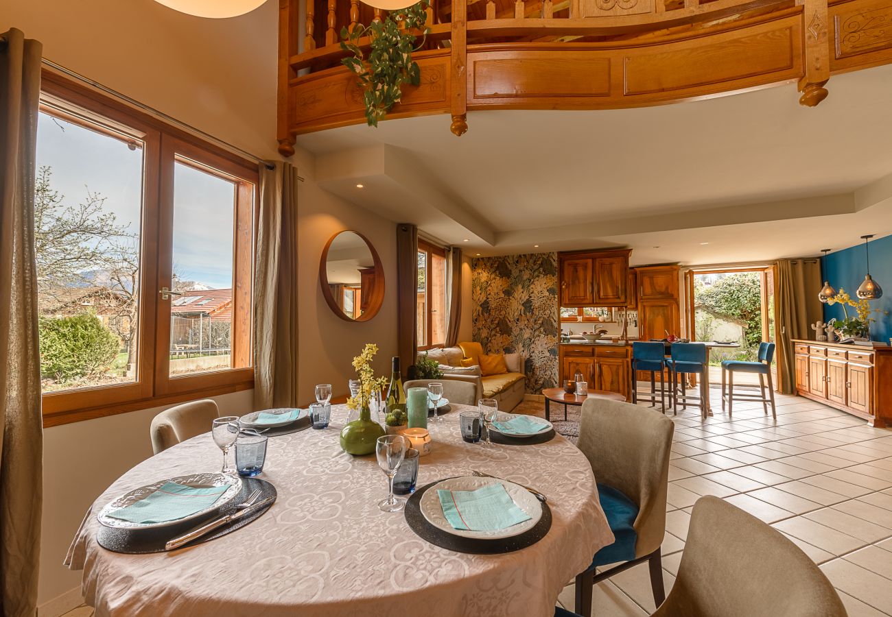 Location maison au bord du lac d'Annecy pour famille, séminaire en montagne, gite à louer alpes, maison pied dans l'eau 