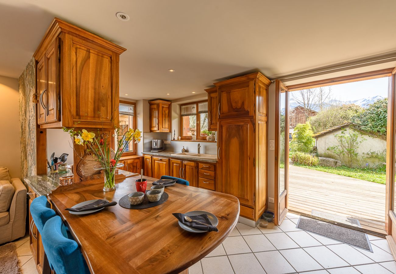 Location maison au bord du lac d'Annecy pour famille, séminaire en montagne, gite à louer alpes, maison pied dans l'eau 