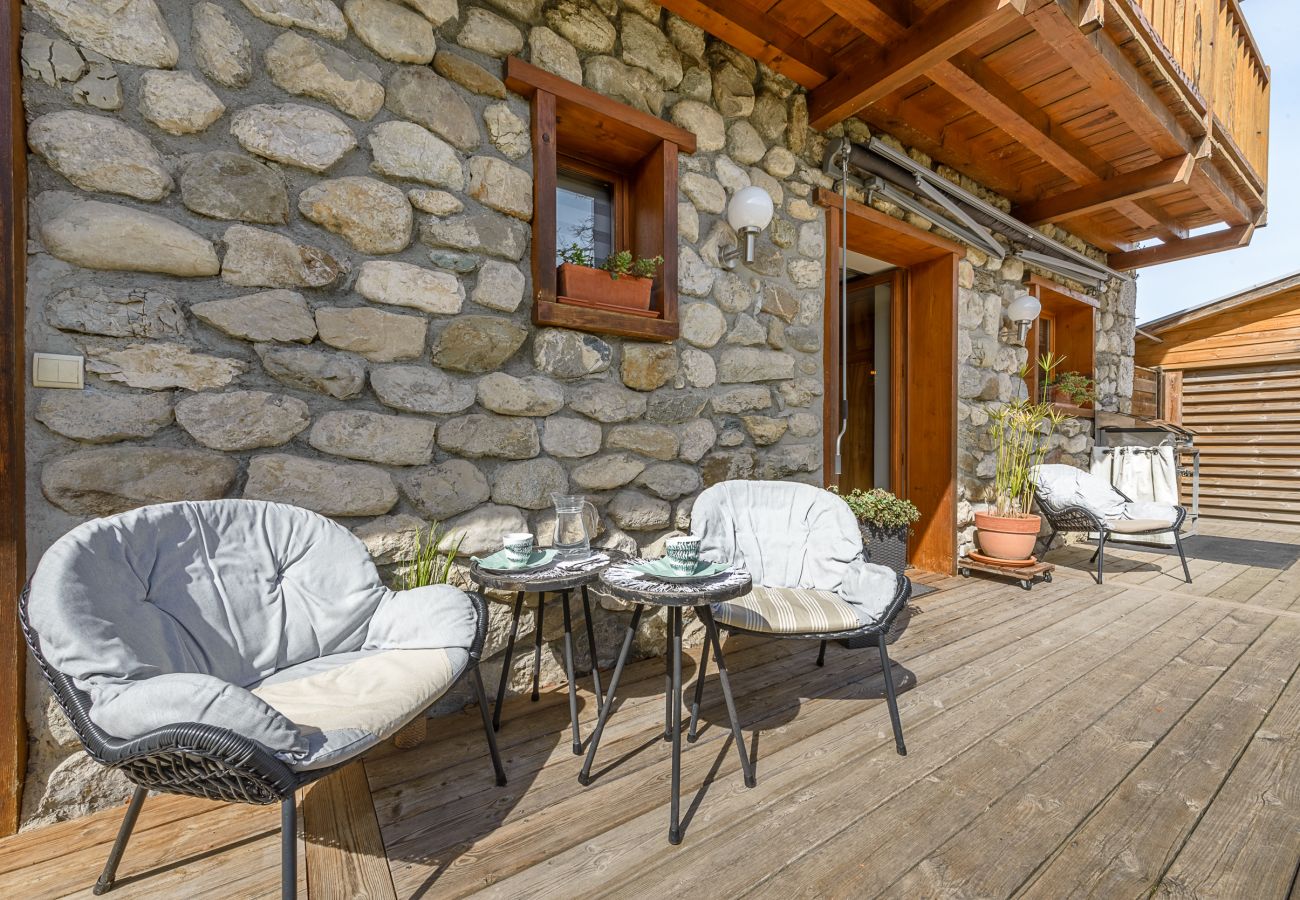 Location maison au bord du lac d'Annecy pour famille, séminaire en montagne, gite à louer alpes, maison pied dans l'eau 
