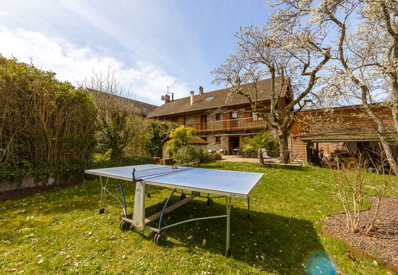 Location maison au bord du lac d'Annecy pour famille, séminaire en montagne, gite à louer alpes, maison pied dans l'eau 