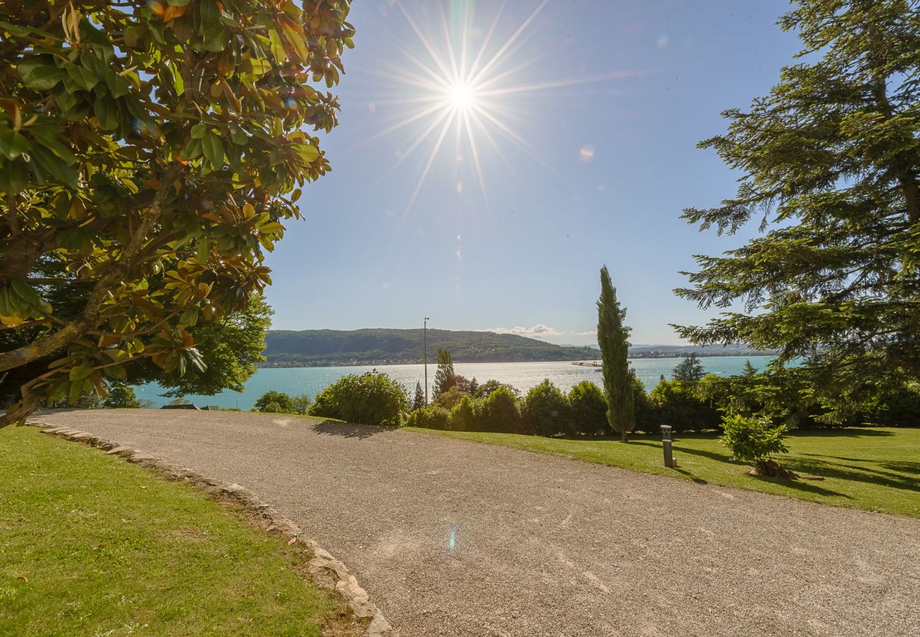 Splendide domaine pour 17 Personnes avec vue dégagée sur le lac
