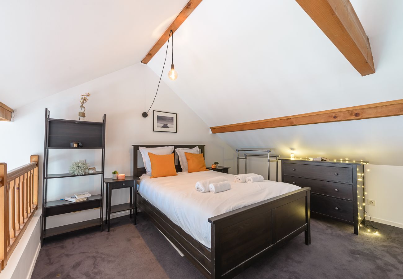 chambre double en mezzanine du cocon de Veyrier annecy 