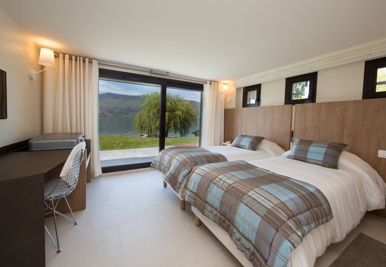 Villa à Veyrier-du-Lac - VEYRIER - Villa Eloria 5★, plage privée, 10p